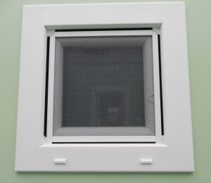 Sanitärfenster 600 x 600 mm mit Fliegengitter