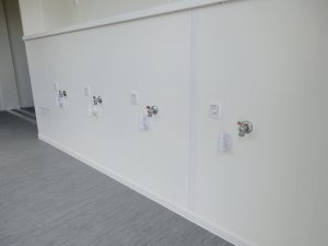 Waschküche-Container mit Waschmaschinenanschlüssen in der Vorbauwand