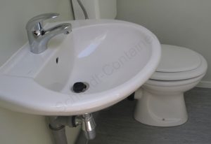 Sanitäreinrichtung: Waschbecken und WC in Standardausführung (Aufputz / ohne Vorbauwand).