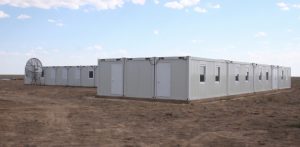 Außenansicht einer einstöckigen Wohncontaineranlage mit Standardpaneelen