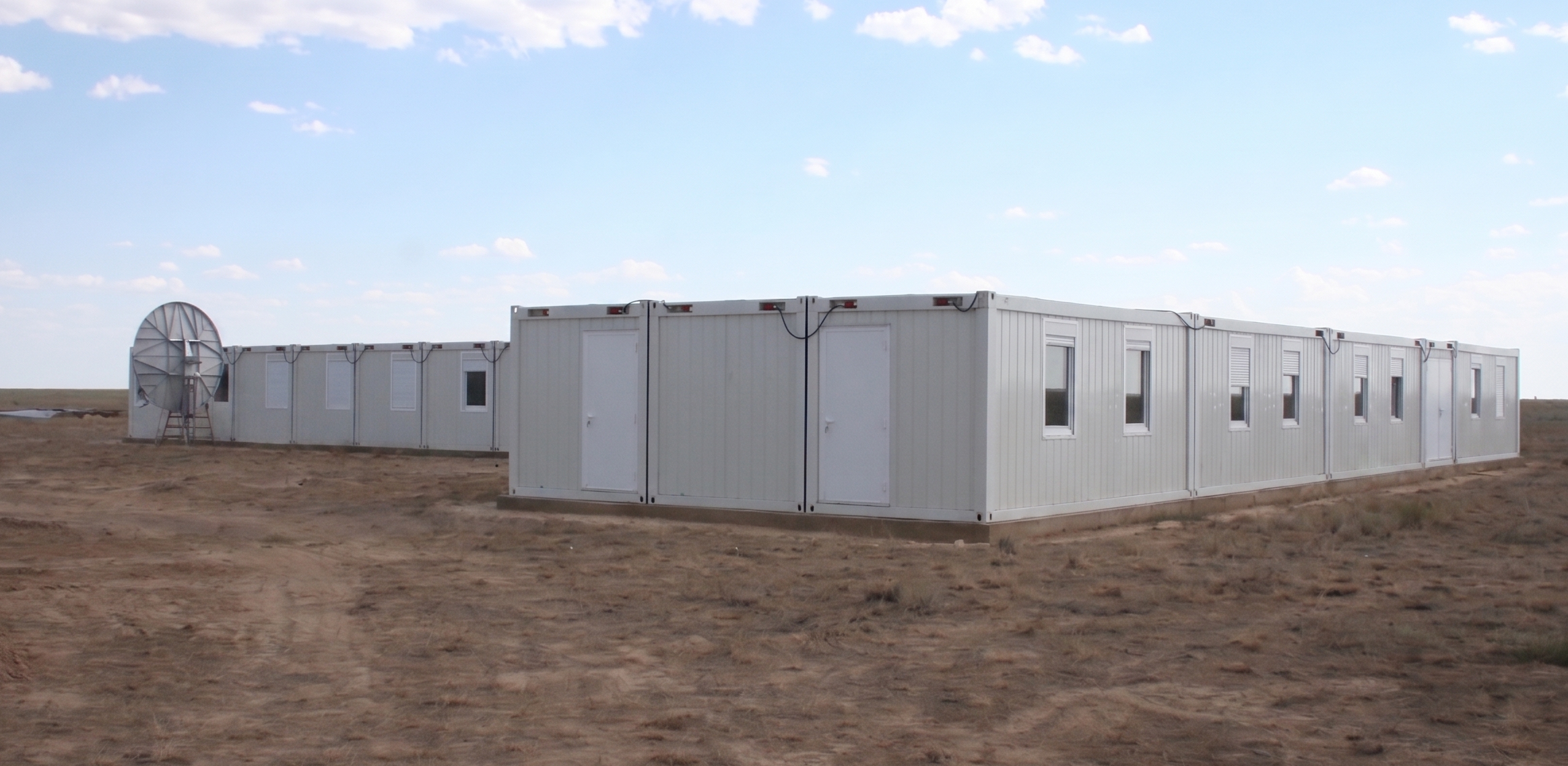 Außenansicht einer einstöckigen Wohncontaineranlage mit Standardpaneelen